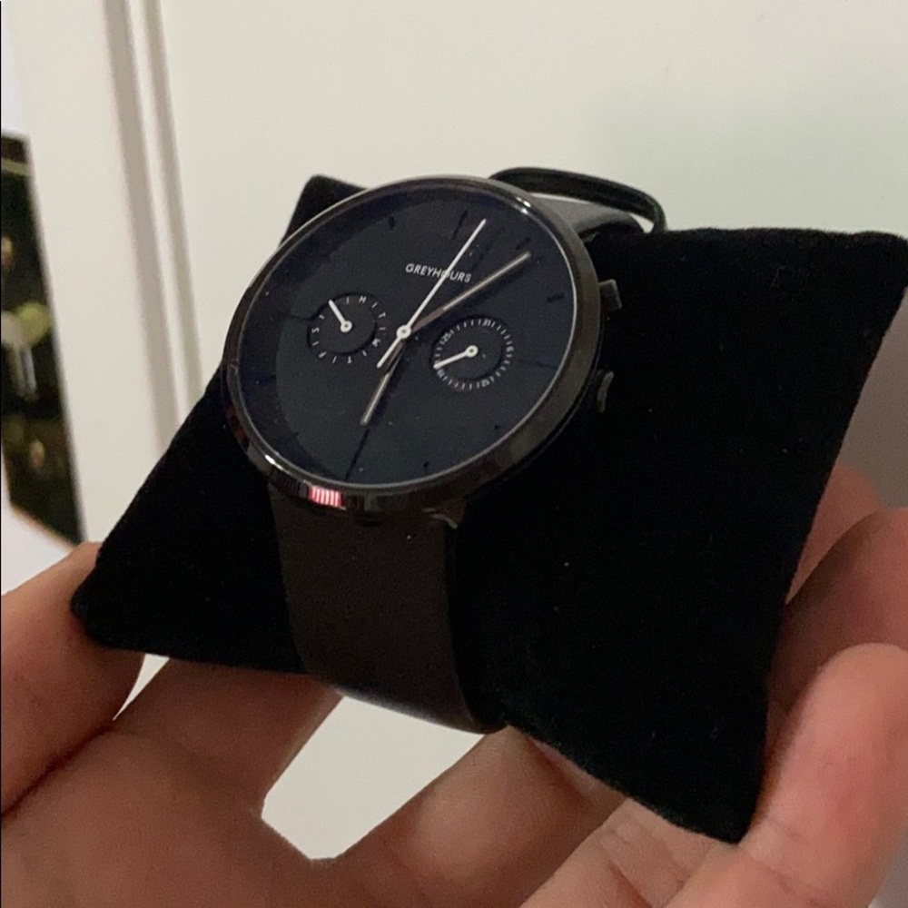 Greyhours watch